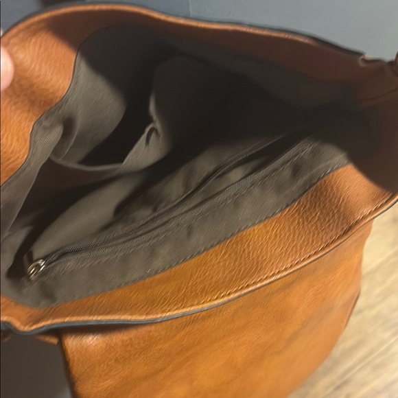 Tan Crossbody Bag with Adjustable Strap and Soft Leather Finish - Picture 4 of 9